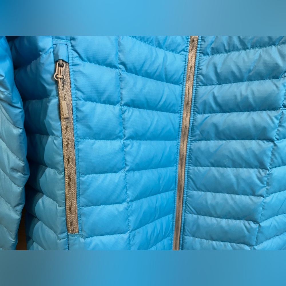 Mountain Hardwear Down Puffer - Men’s Medium - Powder Blue - Like New Condition - Picture 12 of 13